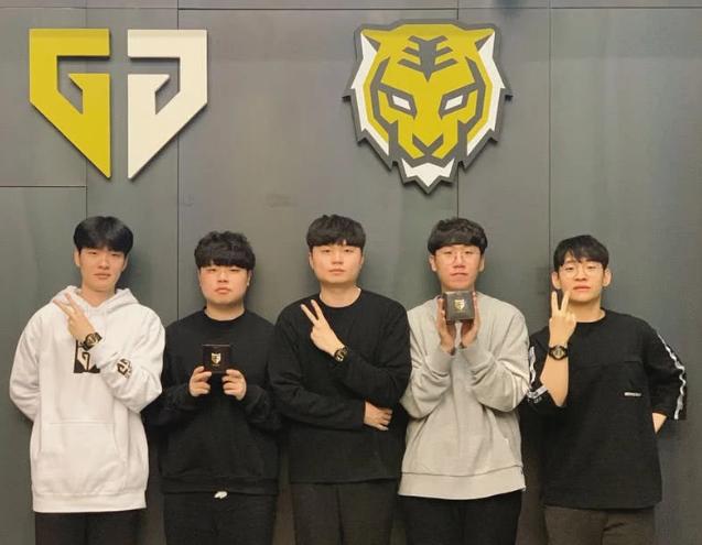 赛季的第一 赛季的第一